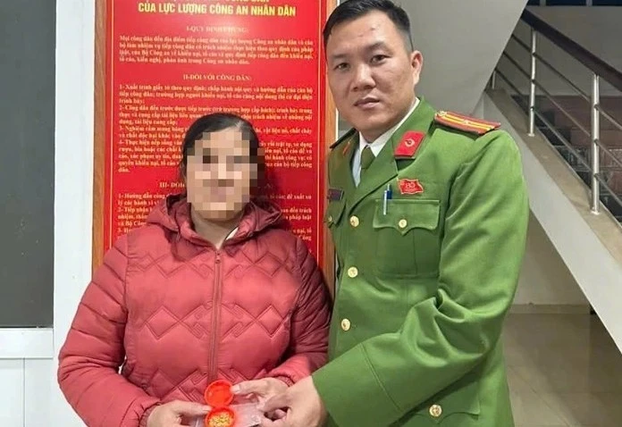 Trang sức bằng vàng bị bỏ quên trong áo quần cũ gửi tặng bà con vùng lũ