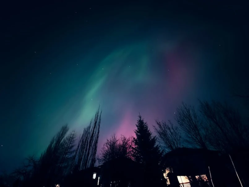 Cực quang rực rỡ chiếu sáng bầu trời Bắc Mỹ trong đêm nay