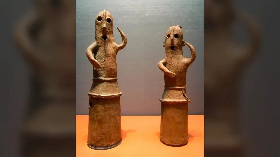 Hai bức tượng Haniwa kỳ lạ từ thời kỳ Kofun gây chú ý