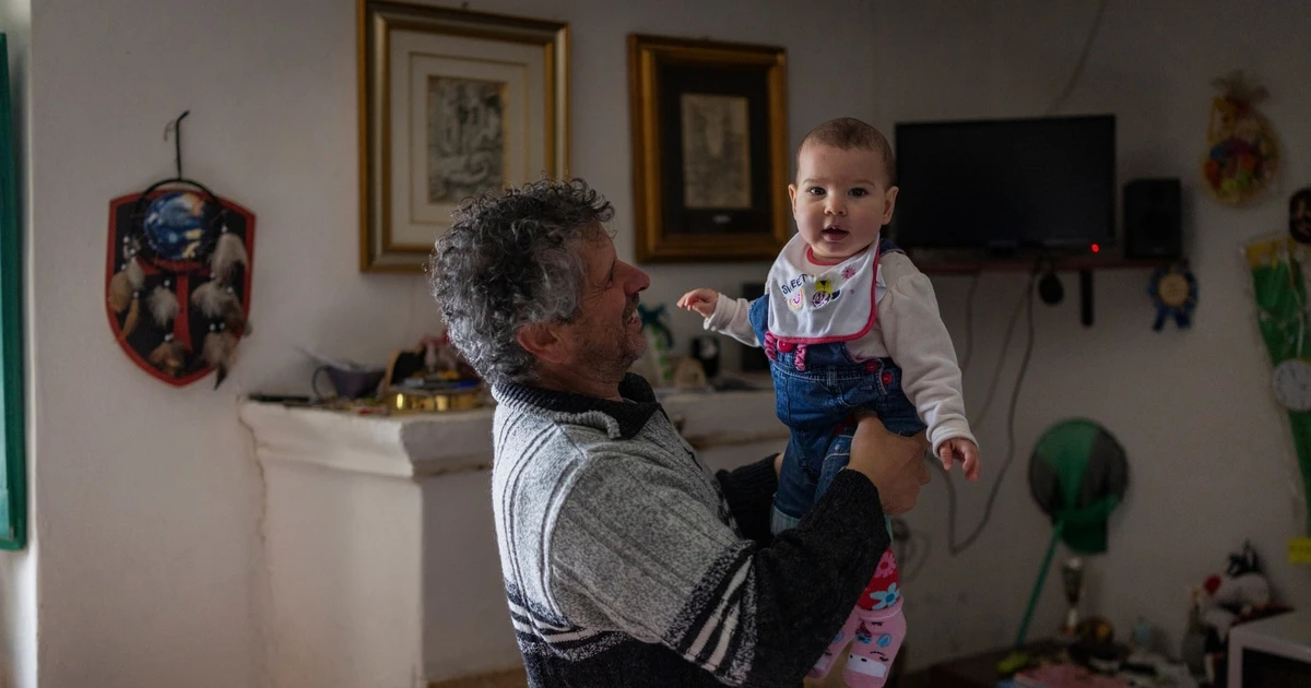 Ngôi làng Italy mở hội đón em bé đầu tiên sau gần 30 năm