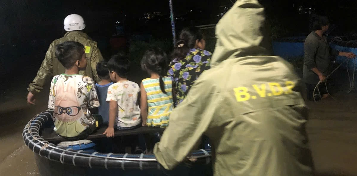 Hàng trăm hộ dân ở Lâm Đồng di dời khẩn do mưa lớn, ngập sâu