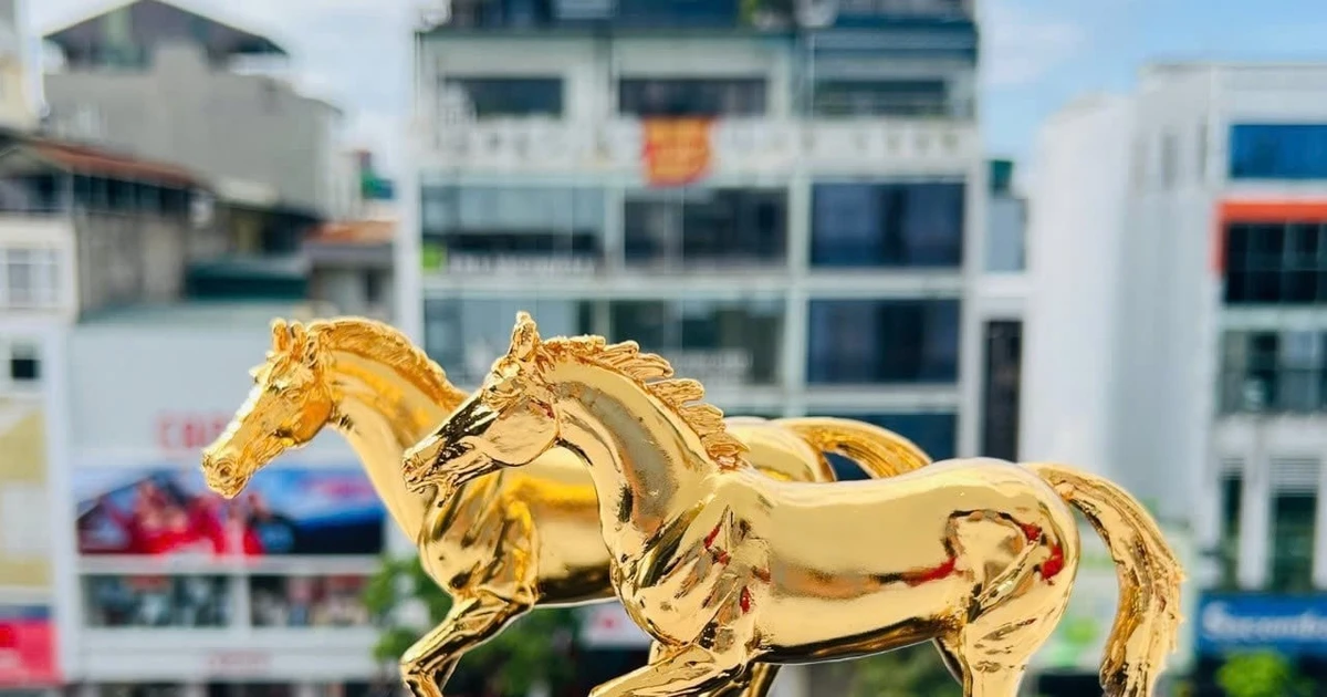 Tượng ngựa mạ vàng hút khách dịp Tết Nguyên đán Bính Ngọ 2026