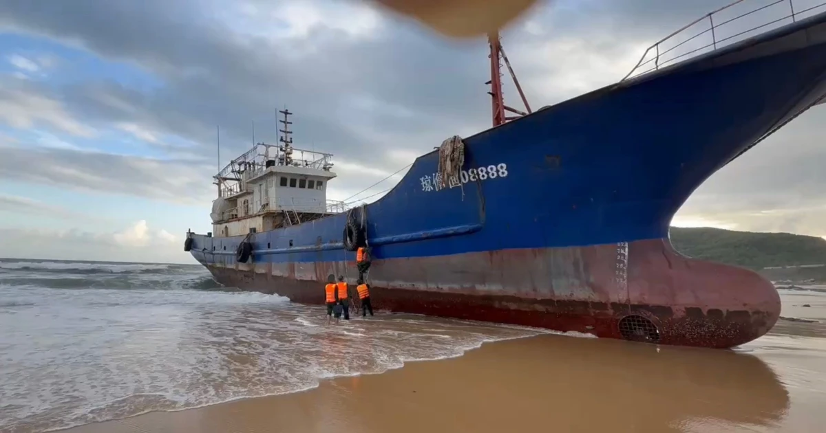 Tàu 'ma' trôi dạt ở Quảng Ngãi có dấu hiệu chập cháy