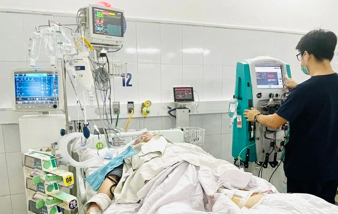 Cứu sống người đàn ông Đà Nẵng bị rắn hoa cổ đỏ cắn nguy kịch