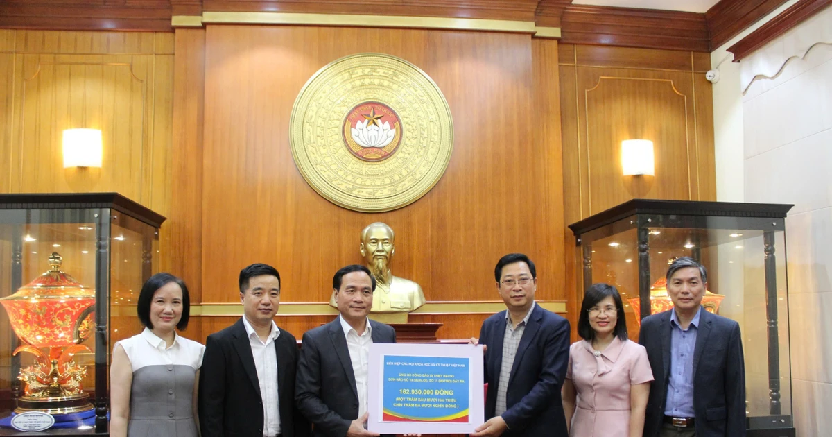 VUSTA trao hơn 162 triệu đồng ủng hộ đồng bào bị thiệt hại do bão, lụt