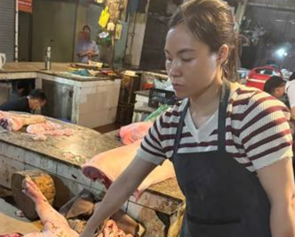 Khởi tố hai vợ chồng chuyên mổ lợn dịch bệnh bán cho người dân