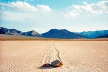 Bí ẩn đá tự di chuyển tại Thung lũng Chết finally được giải mã