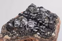Khoáng vật uraninite: Bí ẩn nguy hiểm và nguồn năng lượng khổng lồ