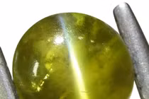 Loại đá quý '2 mặt', ban ngày xanh lục, ban đêm hóa đỏ tím