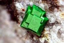 Torbernite đẹp mê hồn nhưng tiềm ẩn nguy cơ phóng xạ cực cao