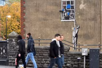 Vì sao thế giới săn lùng tác phẩm của nghệ sĩ bí ẩn Banksy?