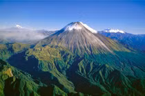 Khám phá khu rừng Andes kỳ vĩ ẩn mình giữa ba núi lửa khổng lồ