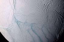 Enceladus: Mặt trăng phun đại dương kỳ lạ của Sao Thổ