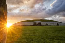 Ánh sáng đặc biệt trong mộ cổ Ireland Newgrange- kỳ quan vượt thời gian 