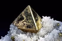 Kim loại có biệt danh 'vàng ngu' khiến vô số người bị lừa 