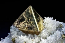 Kim loại có biệt danh 'vàng ngu' khiến vô số người bị lừa 