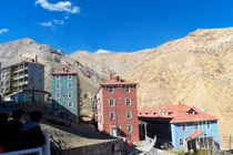 Kỳ lạ thị trấn treo lơ lửng trên sườn núi, không đường, chỉ có bậc thang