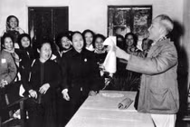 Hình ảnh Bác Hồ bên các tầng lớp quần chúng nhân dân