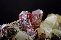 Proustite – khoáng vật đỏ rực mê hoặc giới sưu tầm và khoa học
