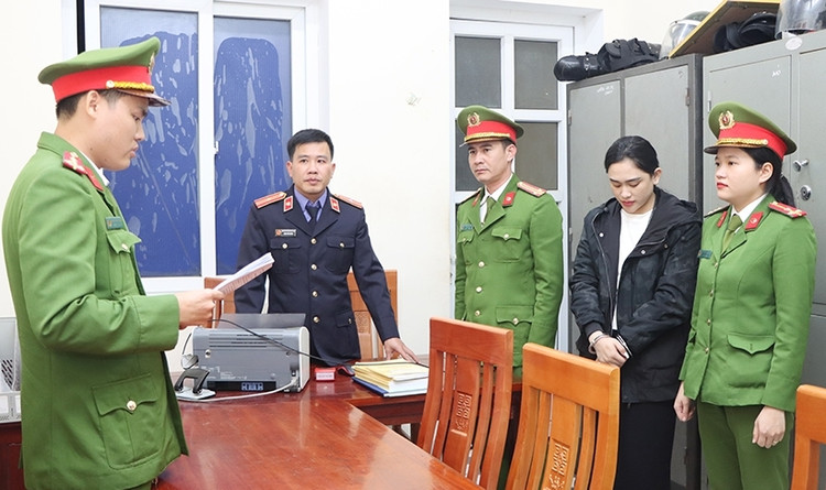 Cơ quan CSĐT đọc lệnh khởi tố đối với Phan Thị Ngọc Minh.