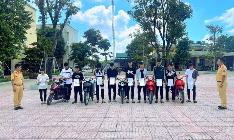 Nhóm quái xế tại Công an huyện Cẩm Xuyên (Hà Tĩnh).