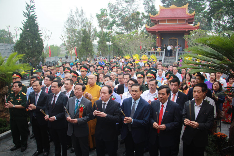 Các đồng chí lãnh đạo Chính phủ, TP Hải Phòng, tỉnh Hà Tĩnh… dâng hương tại nhà thờ, nhà bia tưởng niệm các liệt sỹ.