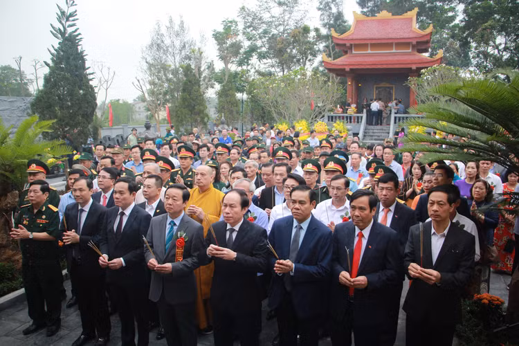 Các đồng chí lãnh đạo Chính phủ, TP Hải Phòng, tỉnh Hà Tĩnh… dâng hương tại nhà thờ, nhà bia tưởng niệm các liệt sỹ.