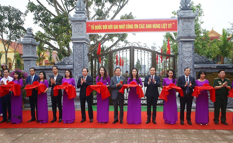 Các đại biểu cắt băng khánh thành công trình tu bổ Khu tưởng niệm các liệt sỹ hy sinh tại Cầu Nhe.