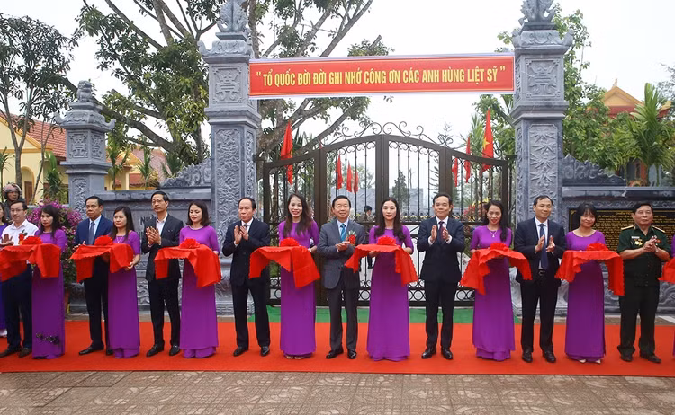 Các đại biểu cắt băng khánh thành công trình tu bổ Khu tưởng niệm các liệt sỹ hy sinh tại Cầu Nhe.