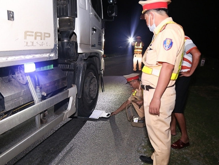 Lực lượng chức năng kiểm tra tải trọng trên tuyến đường ven biển Hà Tĩnh. Lực lượng chức năng kiểm tra tải trọng trên tuyến đường ven biển Hà Tĩnh.