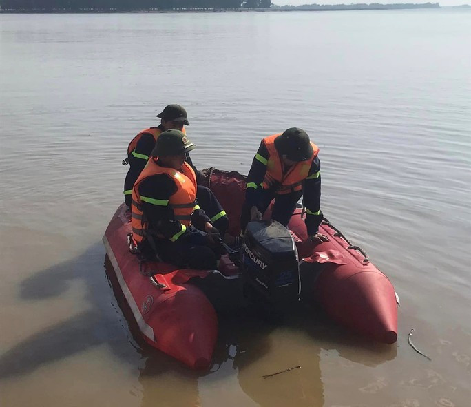 Lực lượng chức năng đang tiến hành tìm kiếm tung tích nạn nhân.