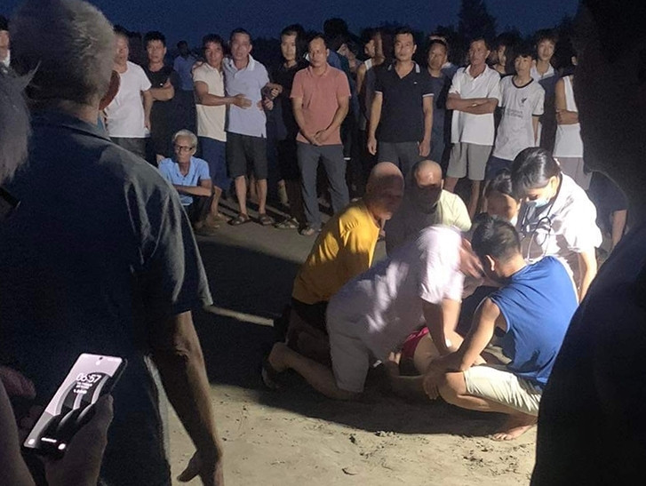 Lực lượng chức năng tiến hành sơ cứu, tuy nhiên nạn nhân đã tử vong.