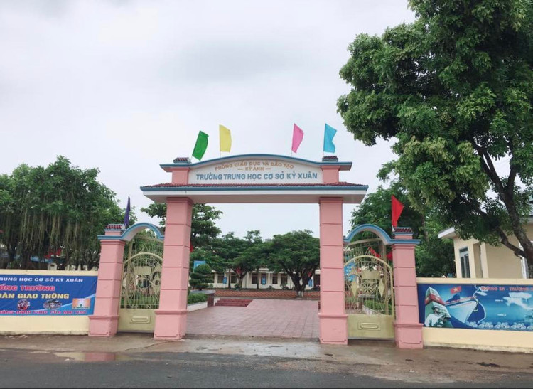 Trường THCS Kỳ Xuân, huyện Kỳ Anh (Hà Tĩnh) .
