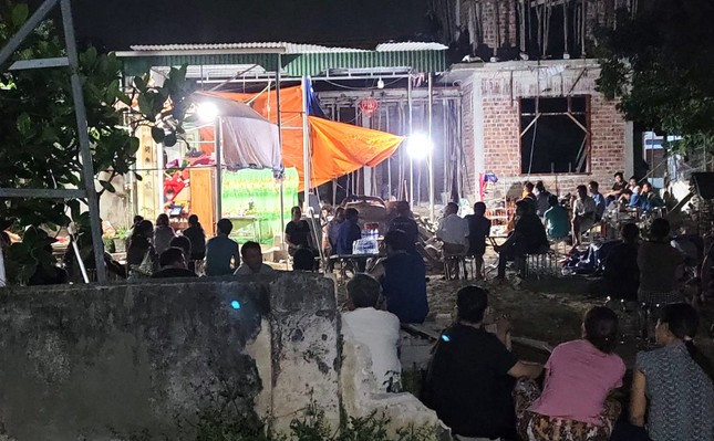 Người nhà đang tổ chức mai táng cho 2 em.