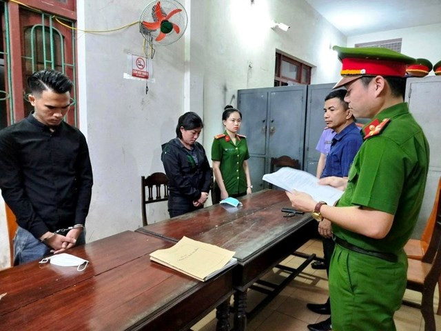 Cơ quan công an đọc lệnh khởi tố 2 đối tượng.