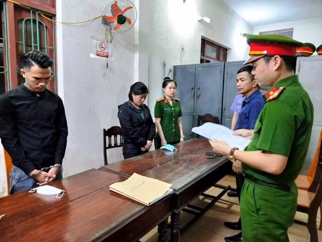 Cơ quan công an đọc lệnh khởi tố 2 đối tượng.