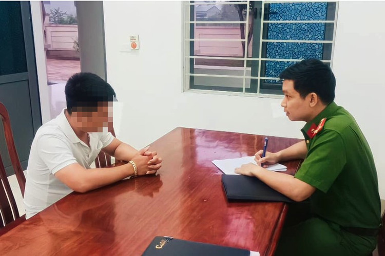 Công an đang làm việc với chủ một bãi giữ xe.