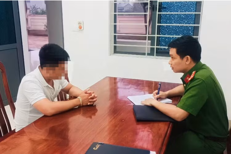 Công an đang làm việc với chủ một bãi giữ xe.