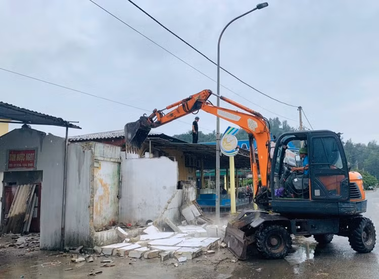 Chính quyền địa phương cùng các hộ kinh doanh tiến hành tháo dỡ ki-ốt.