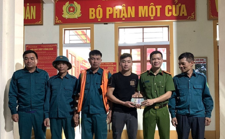 Lực lượng chức năng trao trả lại ví tiền cho anh Vi Văn Hậu.