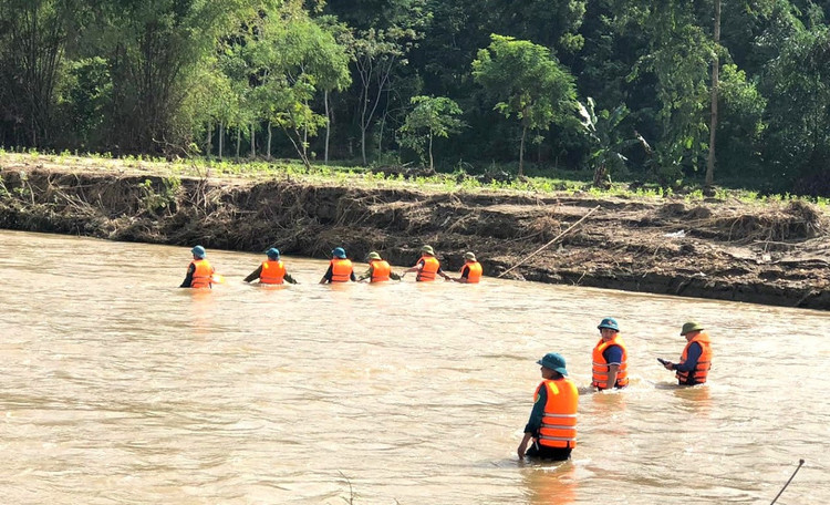 Lực lượng chức năng đang nỗ lực tìm kiếm nạn nhân. Lực lượng chức năng đang nỗ lực tìm kiếm nạn nhân.