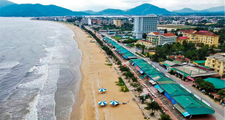 Hàng chục nhà hàng nằm dọc Khu du lịch biển Thiên Cầm.