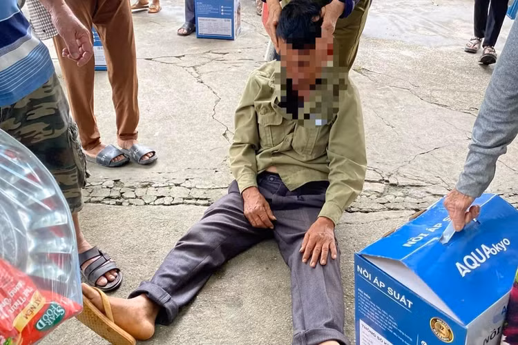 Một người dân ngất xủi khi biết mình bị lừa.... Một người dân ngất xủi khi biết mình bị lừa....