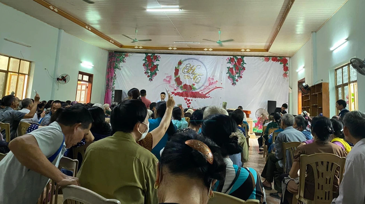 Nhiều người dân đến khách sạn Đại Phú Gia tham dự buổi “tri ân”.