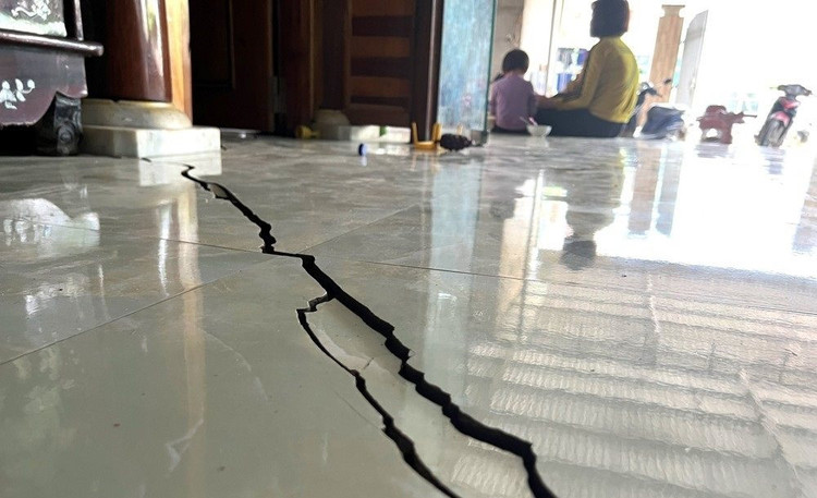 Nhà một hộ dân bị nứt nẻ nghiêm trọng.