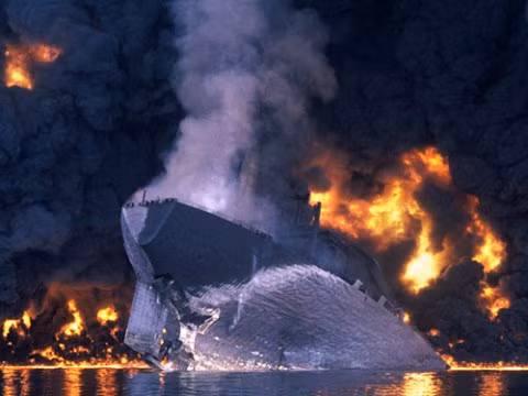 Hình ảnh mô tả con tàu M/T Haven cháy và chìm dần xuống biển, gây hậu quả nghiêm trọng.