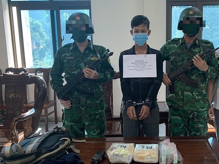 Hoàng Công Hưởng cùng tang vật bị lực lượng chức năng bắt giữ.