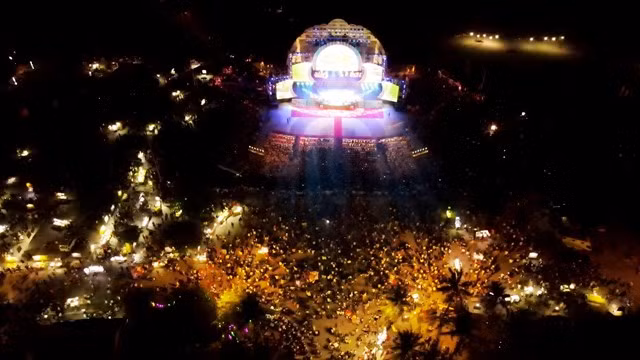 Hàng nghìn người tham dự lễ hội.