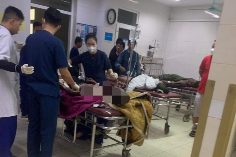 Các nạn nhân được người dân chuyển đến Bệnh viện đa khoa tỉnh Hà Tĩnh cấp cứu trong tình trạng đa chấn thương do bỏng.