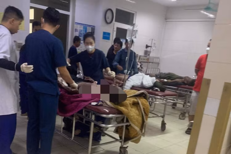 Các nạn nhân được người dân chuyển đến Bệnh viện đa khoa tỉnh Hà Tĩnh cấp cứu trong tình trạng đa chấn thương do bỏng.